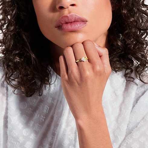 Bague Essential V Strass PM S00 in Femme's Bijoux Bagues collections by Louis Vuitton (Zoom produit)