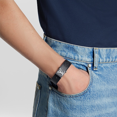 Bracelet LV Slim Toile Monogram Éclipse in Nouveautés's Ramadan Ramadan Selection for Him collections by Louis Vuitton (Zoom produit)
