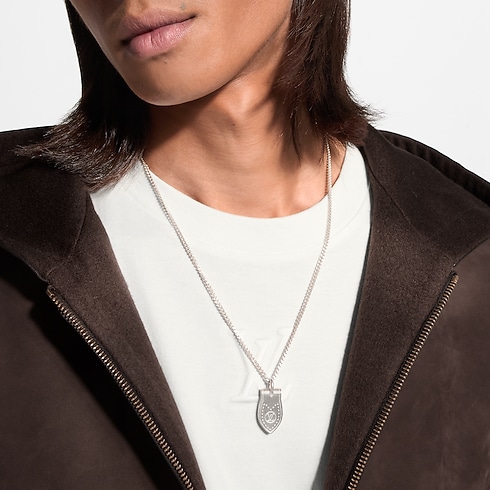 Collier pendentif LV Trunk S00 in Homme's Accessoires Tous les accessoires collections by Louis Vuitton (Zoom produit)