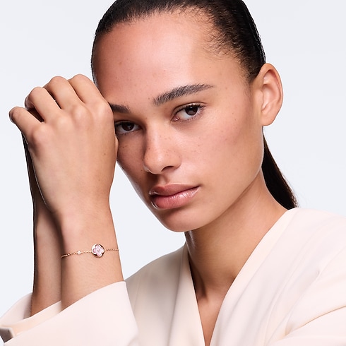 Color Blossom BB Sun Armband, Roségold, rosafarbenes Perlmutt und Diamant getragene Ansicht