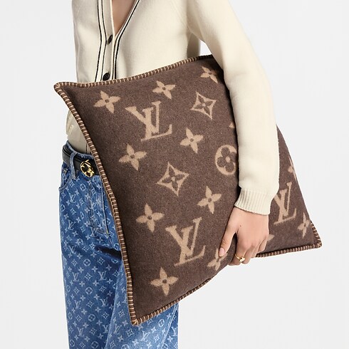 Coussin Neo Monogram S00 in Femme's Accessoires Textile de Maison collections by Louis Vuitton (Zoom produit)