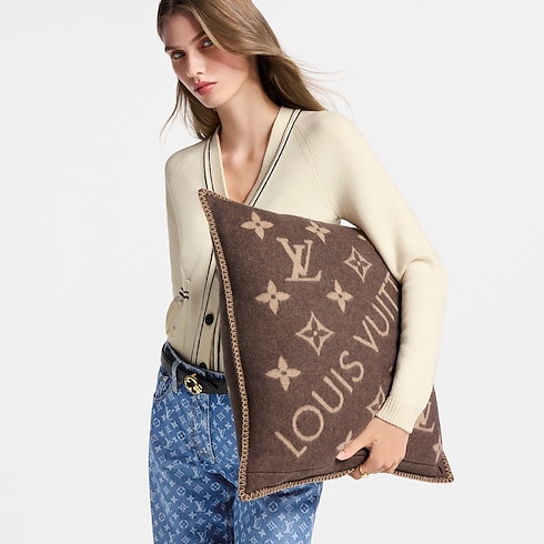 Coussin Neo Monogram S00 in Femme's Accessoires Textile de Maison collections by Louis Vuitton (Zoom produit)