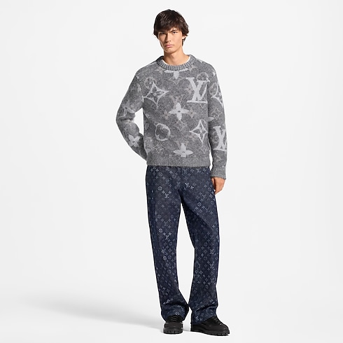 Langarm-Rundhalspullover mit Monogram-Motiv getragene Ansicht
