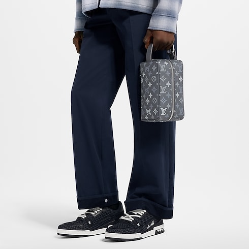 Locker Dopp Kit Monogram Shadow in Herren's Reisegepäck Reiseaccessoires collections by Louis Vuitton (Zoom)