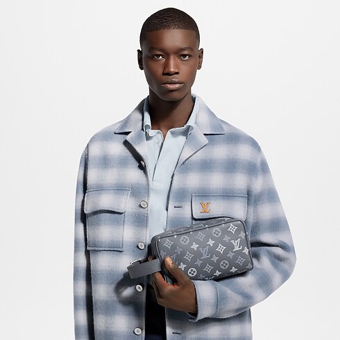 Locker Dopp Kit Monogram Shadow in Herren's Reisegepäck Reiseaccessoires collections by Louis Vuitton (Zoom)