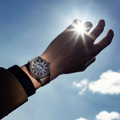 Montre Tambour Spin Time Air, Automatique, 42,5 mm, or blanc, œil de faucon et diamants in Montres's Toutes les montres } collections by Louis Vuitton