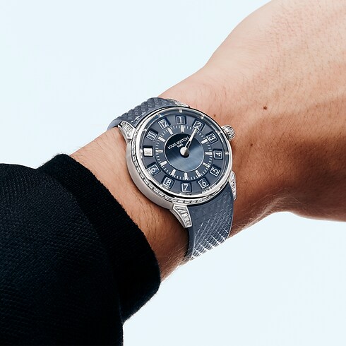 Montre Tambour Spin Time, Automatique, 39,5 mm, or blanc, œil de faucon et diamants in Montres's Toutes les montres } collections by Louis Vuitton (Zoom produit)