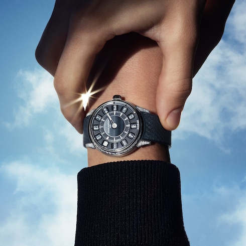 Montre Tambour Spin Time, Automatique, 39,5 mm, or blanc, œil de faucon et diamants in Montres's Toutes les montres } collections by Louis Vuitton