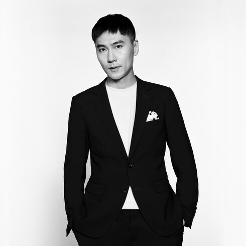 Poster von Frank Chou in Trunks, Reisen und Wohnen's Wohnen und Art of Dining Dekoration collections by Louis Vuitton