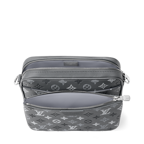 Sac Trio Messenger Monogram Shadow in Homme's Sacs Tous les sacs collections by Louis Vuitton (Zoom produit)