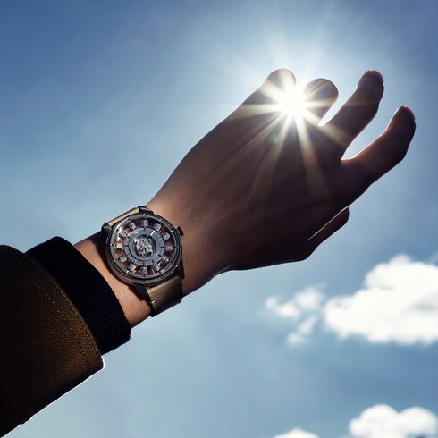 Tambour Taiko Spin Time Air Flying Tourbillon, Automatikuhrwerk, 42,5 mm, Weissgold in Uhren's Alle Uhren } collections by Louis Vuitton