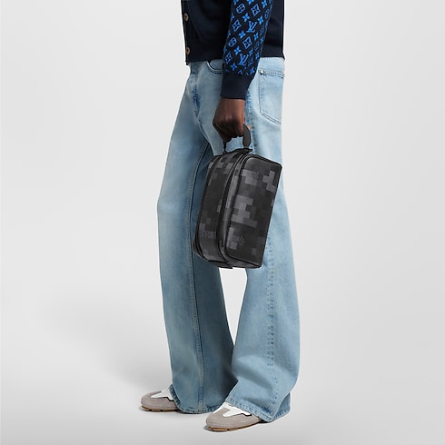 Trousse de toilette Dopp Kit Damoflage in Homme's Voyage Accessoires de voyage collections by Louis Vuitton (Zoom produit)